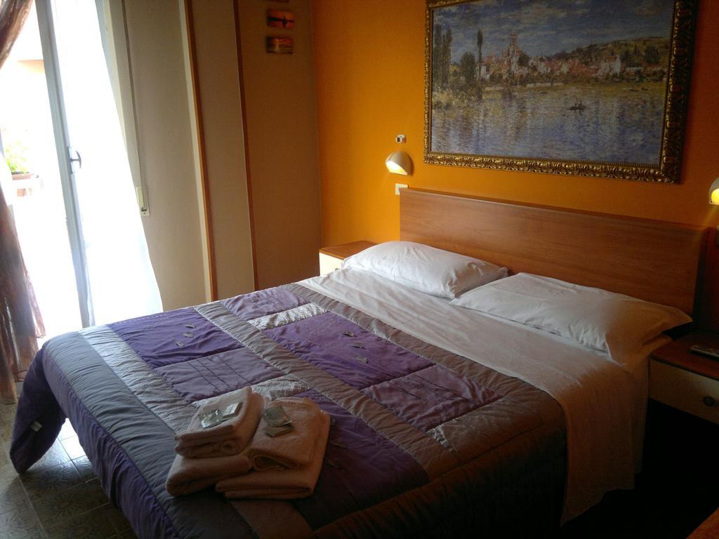 Hotel Simon Rimini Oda fotoğraf